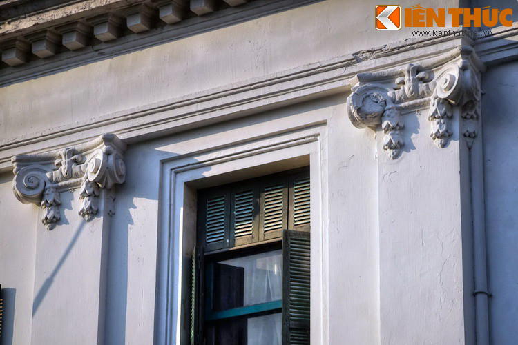 Nằm ở một vị trí đắc địa và là nơi sinh sống của những người Pháp thành đạt, phố Tràng Tiền đã được biết đến như một trung tâm của lối sống Pháp ở Hà Nội xưa, với những công trình kiến trúc tráng lệ và nhiều quán cà phê, cửa hàng sang trọng.