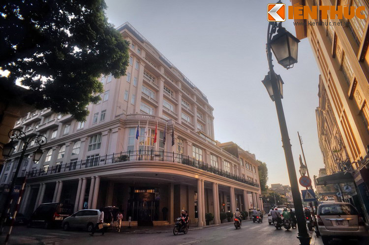 Khách sạn Hà Nội (khách sạn Dân Chủ) nằm gần Nhà hát Lớn, từng là một trong những khách sạn lâu đời nhất Hà Nội xưa. Gần đây công trình này được xây dựng lại với quy mô hoành tráng, mang tên mới là khách sạn De L'Opera Hà Nội.