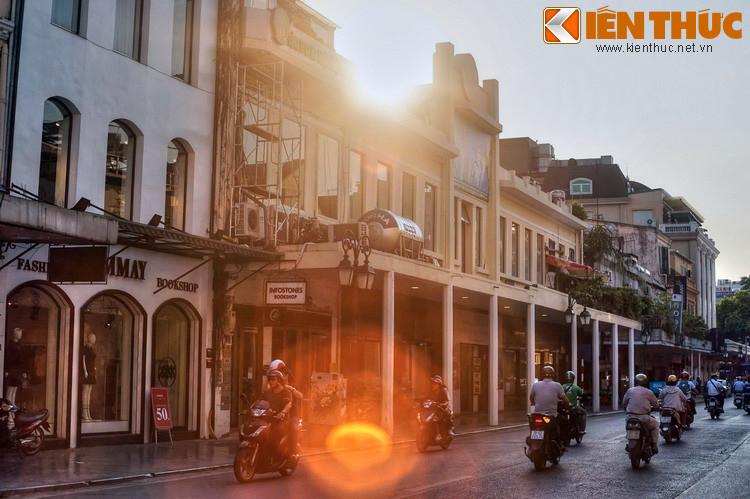 Sau một thế kỷ, diện mạo phố Tràng Tiền đã thay đổi chóng mặt, nhưng phong cách phương Tây của khu phố thì vẫn còn được lưu giữ ít nhiều.