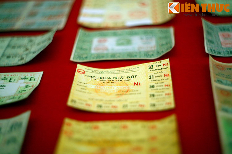  Tem phiếu thời bao cấp rất phong phú về chủng loại hàng hóa cung cấp, từ thực phẩm, vải vóc, chất đốt tới phụ tùng xe đạp... Hiện vật được trưng bày tại một triễn lãm ở Hà Nội.