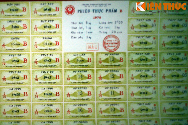 Trên phiếu thực phẩm ghi rõ khổi lượng của từng loại thực phẩm được nhận: 5 kg thịt lợn, 1 kg thịt bò, 1 con gia cầm, 2 kg đậu phụ, 20 quả trứng...