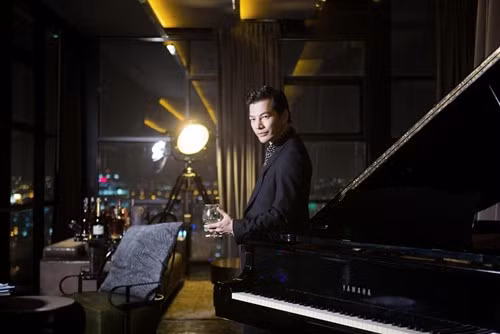 "Trong kinh doanh, nếu không có áp lực sẽ chẳng có những giải pháp ngoạn mục. Và sống ở đây, trên đỉnh chông chênh này, với áp lực mà nó luôn gia tăng, tôi mới thực sự cảm thấy mình cân bằng. Và khi đó giá trị căn nhà là bao nhiêu, đâu còn nhiều ý nghĩa”, Trần Bảo Sơn chia sẻ.