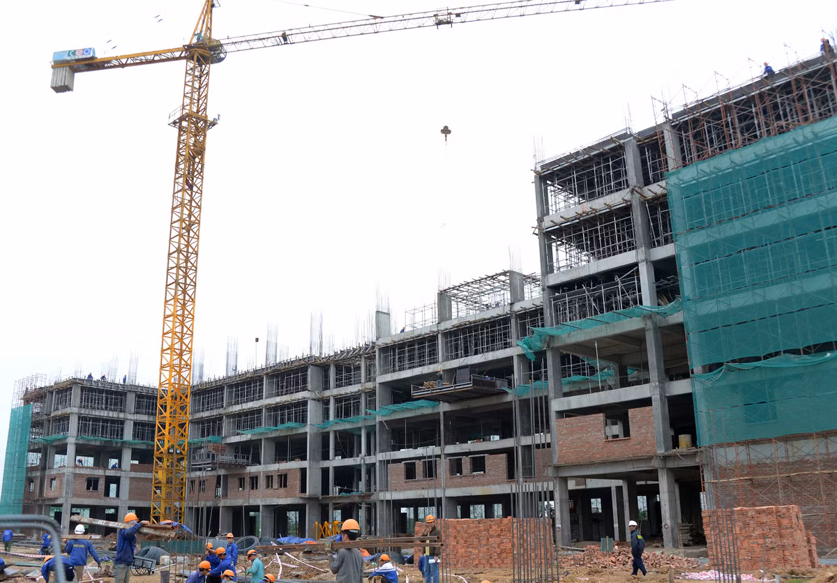 Tuy nhiên, điểm bất lợi nhất của dự án Bamboo Garden khiến nhiều khách hàng lưỡng lự đó là có vị trí quá xa trung tâm Hà Nội, cách Trung tâm Hội nghị Quốc gia 14km theo trục Đại lộ Thăng Long. Và thực tế dự án có vị trí địa lý khá đặc biệt khi ở giữa cánh đồng xã Sài Sơn, huyện Quốc Oai với 3 mặt giáp ruộng lúa, 1 mặt giáp cụm công nghiệp. Bên cạnh đó, các căn hộ đều có diện tích nhỏ, căn bé nhất là 48 m2 và căn rộng nhất chỉ 66 m2. Ảnh chụp tòa CT9A của dự án đang tiếp tục thi công và dự kiến hoàn thành vào quý I/2016.