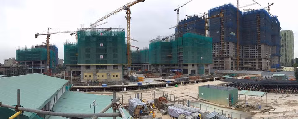 Hiện tại tòa Ruby 1, Ruby 4 của dự án đã xây lên đến tầng 29. Tòa Ruby 2 và Ruby 3 đã xây lên tầng 31. Khu Sapphire hiện xây lên tầng 9. Như vậy, tiến độ thi công của dự án Gold Mark City đang vượt tiến độ tới 60 ngày so với cam kết. Dự kiến, các căn hộ thuộc khu Sapphire Goldmark City sẽ được giao dịch với mức giá từ 30 triệu đồng/m2, còn các căn hộ tại các khu vực khác của dự án có mức giá bán từ 24,5 triệu đồng/m2.