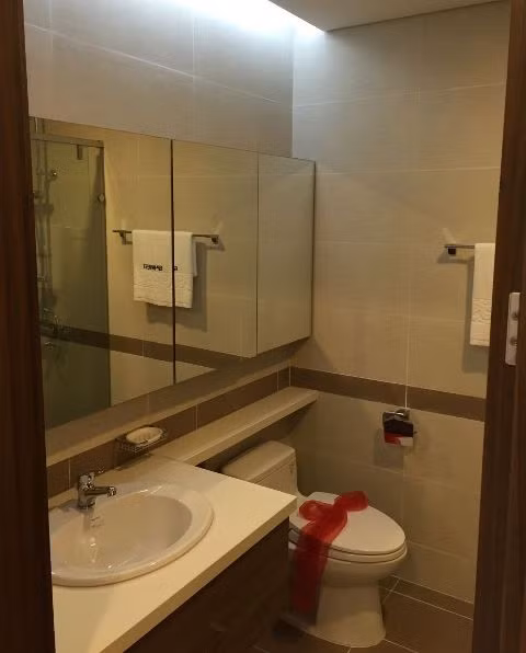 Nội thất bên trong nhà vệ sinh.