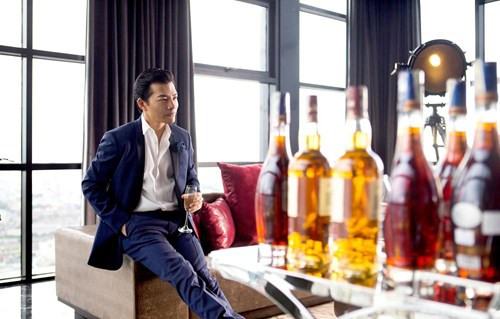 Ít ai biết phía sau ánh hào quang của một một ngôi sao điện ảnh, Trần Bảo Sơn vẫn đang thầm lặng đảm nhiệm vai chính của cuộc đời mình, một doanh nhân với lịch trình liên tục giữa Việt Nam và Mỹ.