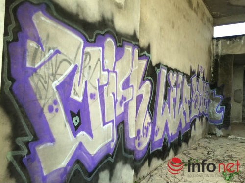 Cả một khu resort dài cả km nằm lãnh lẽo hoang tàn trước sức tàn phá của sóng biển.