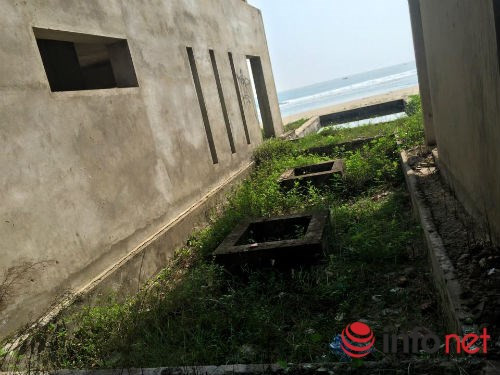 Theo những người dân sống gần đây, khu resort này đã bỏ hoang gần 3 năm nay, công nhân và chủ đầu tư không thấy quay lại.