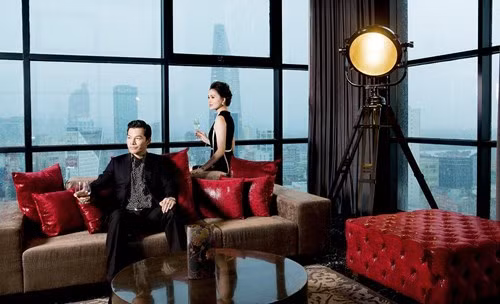 Trần Bảo Sơn tâm sự anh đã quen với áp lực rồi, nên cũng không thể sống ở những nơi yên tĩnh được. Chính vì thế nam diễn viên lựa chọn một căn hộ tại nơi xa hoa, náo nhiệt nhất của thành phố.