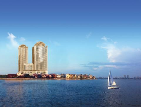 Tòa nhà soi bóng bên Hồ Tây.