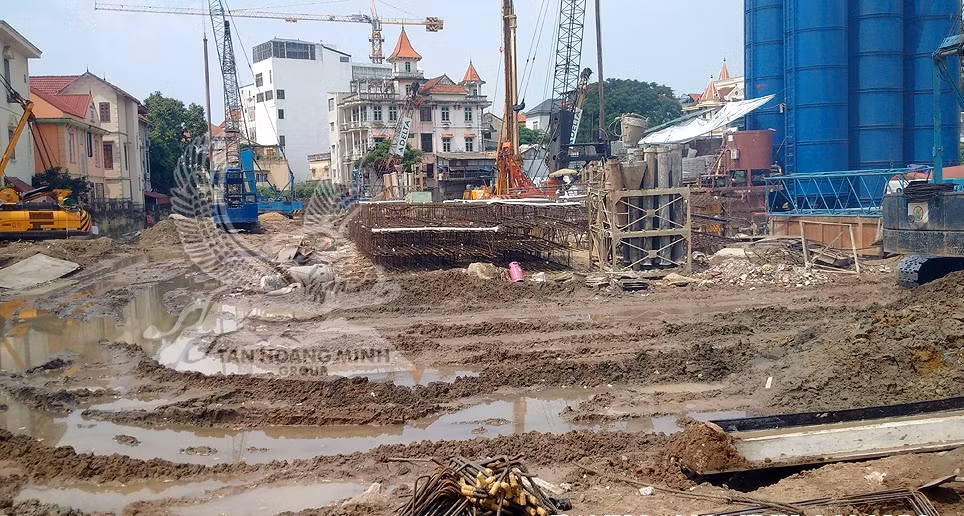 Công trình được khởi công ngày 4/7/2015 và hiện công trình đang được thi công tường vây và cọc khoan nhồi đại trà. 