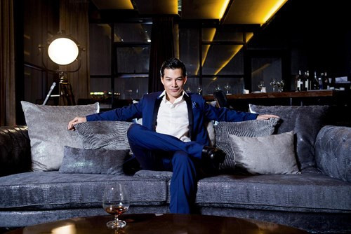 "Công việc kinh doanh lấy quá nhiều thời gian trong khi tôi muốn cảm nhận từng thay đổi, từng chuyển biến của cuộc sống. Và cách tốt nhất để thực hiện điều đó là đặt bản thân hòa mình vào dòng chảy của chốn phồn hoa đô hội”, anh tâm sự.