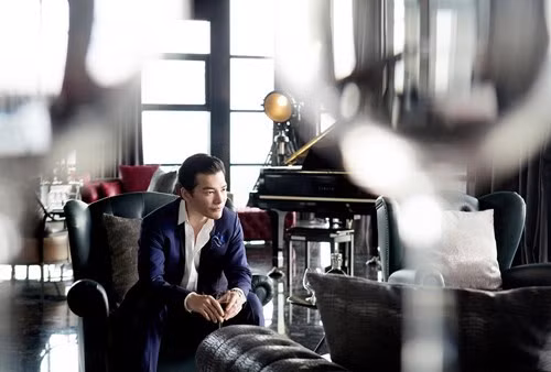 Ở độ cao và vị trí này, Sài Gòn như thêm phần quyến rũ giữa những cơn mưa phương Nam mịt mù bất chợt. Cũng như chủ nhân của nó, không thể nào chìm khuất giữa những sôi động bậc nhất của thành phố.