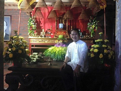 Nhà thờ Tổ nghiệp của danh hài Vượng Râu. Trước Hoài Linh, danh hài Vượng Râu cũng khiến cho công chúng không khỏi xuýt xoa về độ hoành tráng và xa hoa của phủ thờ Tổ. Anh đã mua một mảnh đất rộng hơn 1000m2 ở huyện Thạch Thất, Hà Tây và quyết định xây nhà, làm phủ thờ khi biết mảnh đất này xưa kia là đất cổ tự, thờ Thiền sư Từ Đạo Hạnh.