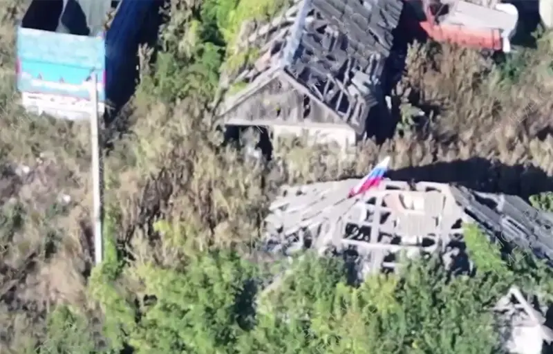 Ngoài ra, theo dữ liệu công bố từ hướng Krasnolimansky của Cộng hòa Luhansk, lực lượng tấn công Nga đã tiến vào làng Nevskoye bên bờ sông Zherebets. Video do phía Quân đội Nga công bố cho thấy cờ Nga đã được treo lên tại làng Nevskoye. Ảnh: Topwar.