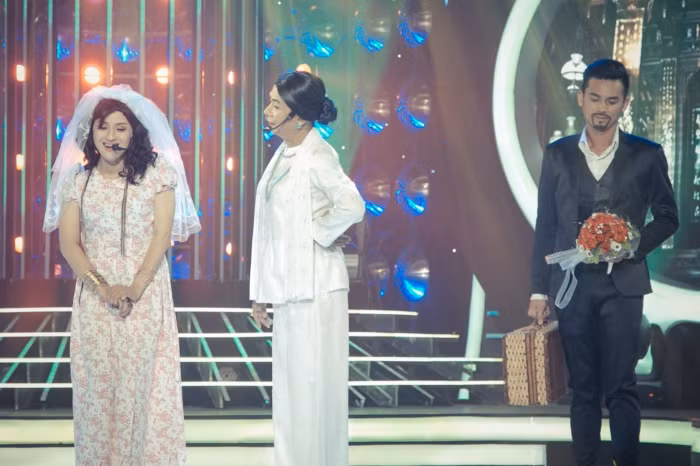 Tái hiện lại MV "Tình nghèo có nhau", "bản sao Long Nhật" vào vai cô gái nghèo bị ép gả cho công tử nhà giàu và bị mẹ chồng bạc đãi.