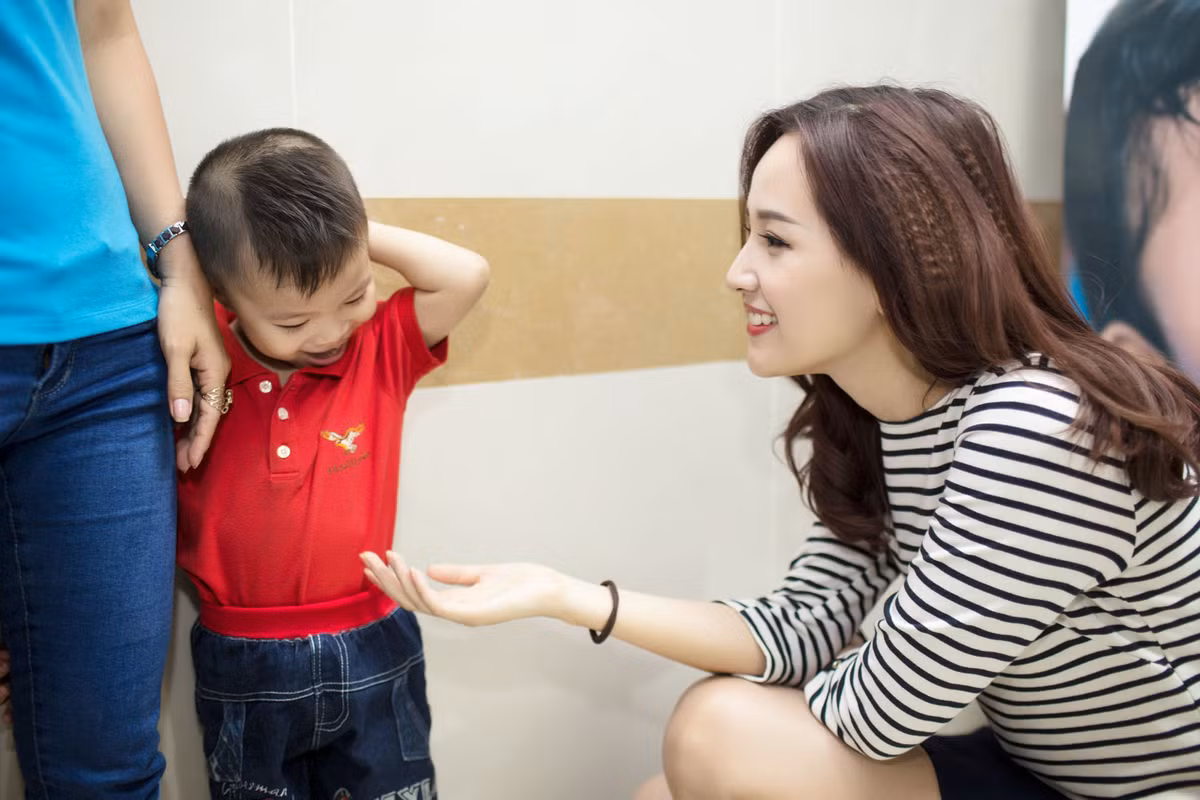 Sau khi phát biểu tại chương trình với vai trò đại sứ, Mai Phương Thúy tự tay trao quà tặng và trò chuyện với các bệnh nhân nhí.