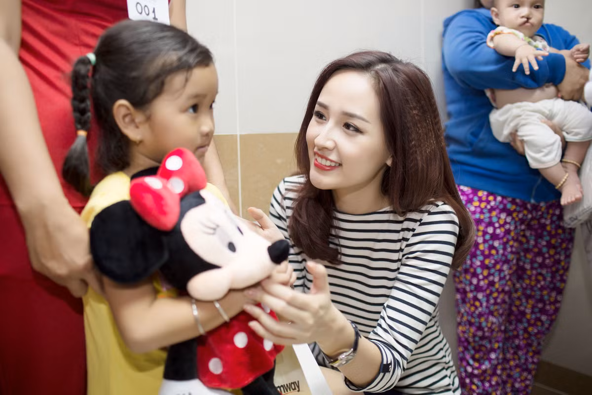 Người đẹp tỏ ra thân thiện và trò chuyện vui vẻ với các em nhỏ.