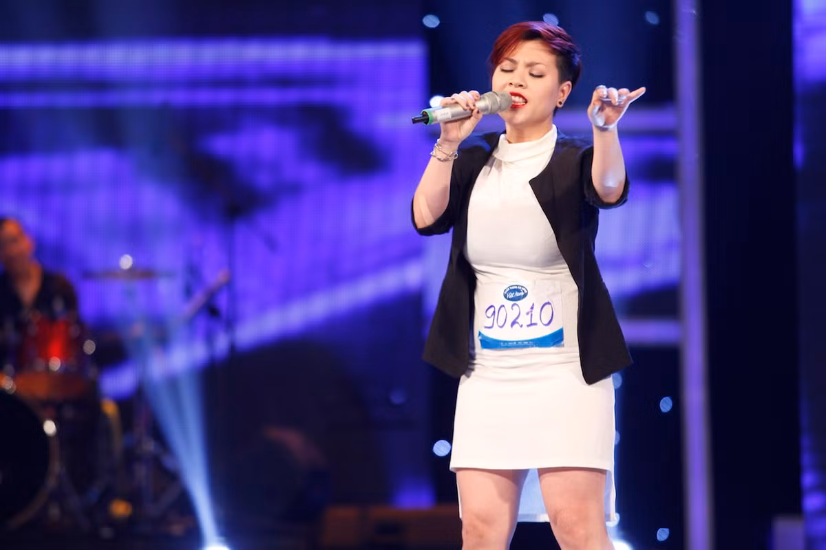 Dù được trao tấm vé đi tiếp nhưng bộ tứ giám khảo Vietnam Idol vẫn đánh giá Vân Quỳnh là ẩn số khó đoán bởi vẻ ngoài lạnh lùng, đôi mắt luôn chứa đựng hai thái cực khác nhau bên cạnh giọng hát nội lực, đầy cảm xúc. 