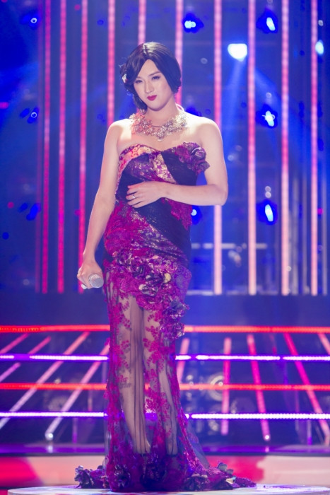 Vốn thành công với hai lần giả gái ở Gương mặt thân quen 2015, Thanh Duy Idol trở thành nhân tố gây sốt ngay từ đầu chương trình. Không làm khán giả thất vọng, Thanh Duy đóng giả Lệ Quyên tiếp tục khiến khán giả ngỡ ngàng vì xinh đẹp.