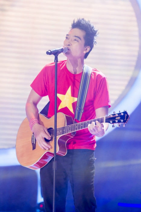 "Học sinh cá biệt" Khương Ngọc không tạo được nhiều đột phá khi thay đổi hình ảnh thành ca sĩ Tạ Quang Thắng với ca khúc "Lá cờ".