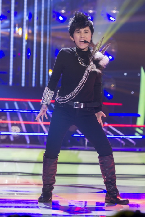 Ngọc Liên bất ngờ đột phá khi hóa thân thành Dương Triệu Vũ qua ca khúc "Đừng lừa dối" và được danh hài Hoài Linh dành nhiều lời khen ngợi.