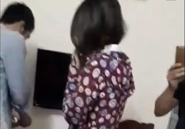 Vao nha nghi cung nu can bo, Pho Bi thu xa mat sach chuc vu