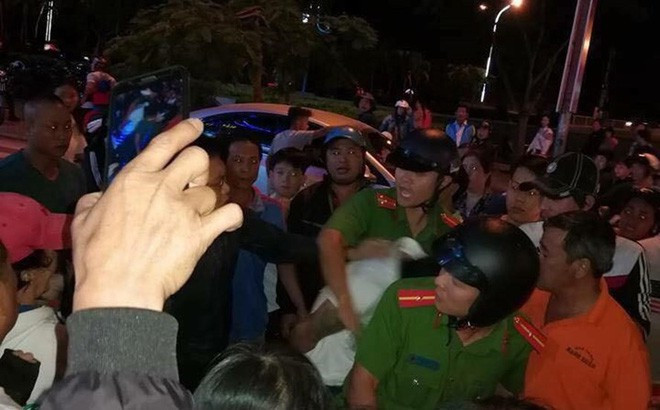 Trước đó khoảng 19h30 ngày 9/12, một bé trai 5 tuổi đang chơi ở công viên gần đầu cầu Trần Phú (phường Vĩnh Thọ, TP Nha Trang) thì Lê Thành Tâm đi xe máy đến, xách tay, đưa bé lên xe, rú ga chạy (Ảnh: 2sao).