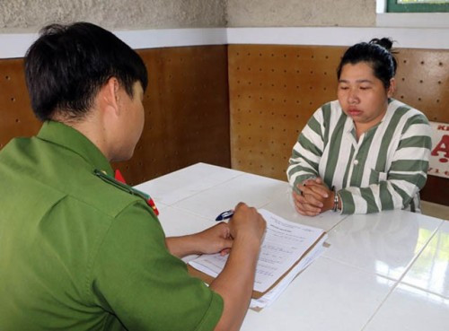  3. "Trộm" con vì khó có khả năng sinh đẻ: Ngày 6/12/2017, tại Bệnh viện đa khoa khu vực tỉnh An Giang, Huỳnh Thị An (trú ấp Mỹ Thuận, xã Vĩnh Châu, TP Châu Đốc) đã tiếp cận gia đình anh P.T.X. bằng cách phụ tiếp chăm sóc con anh này. Đến 14h ngày7/12, An đã lén lút bế cháu bé trốn về nhà mình. An sau đó khai nhận với công an nguyên nhân vì ham muốn có con nhưng biết bản thân khó có khả năng sinh (Ảnh: VOV).