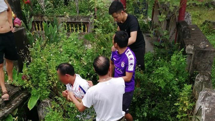 Chan dung “me min, bo min” bat coc tre em 