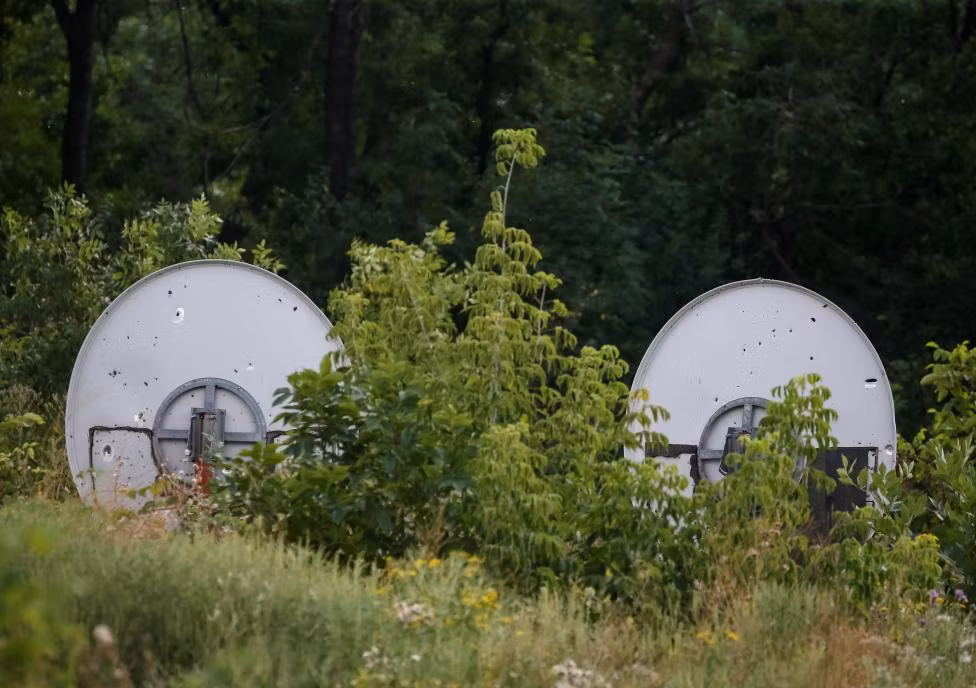 Bộ thu phát sóng ti vi bị hỏng nằm chỏng chơ bên ngoài trời ở Popasna.