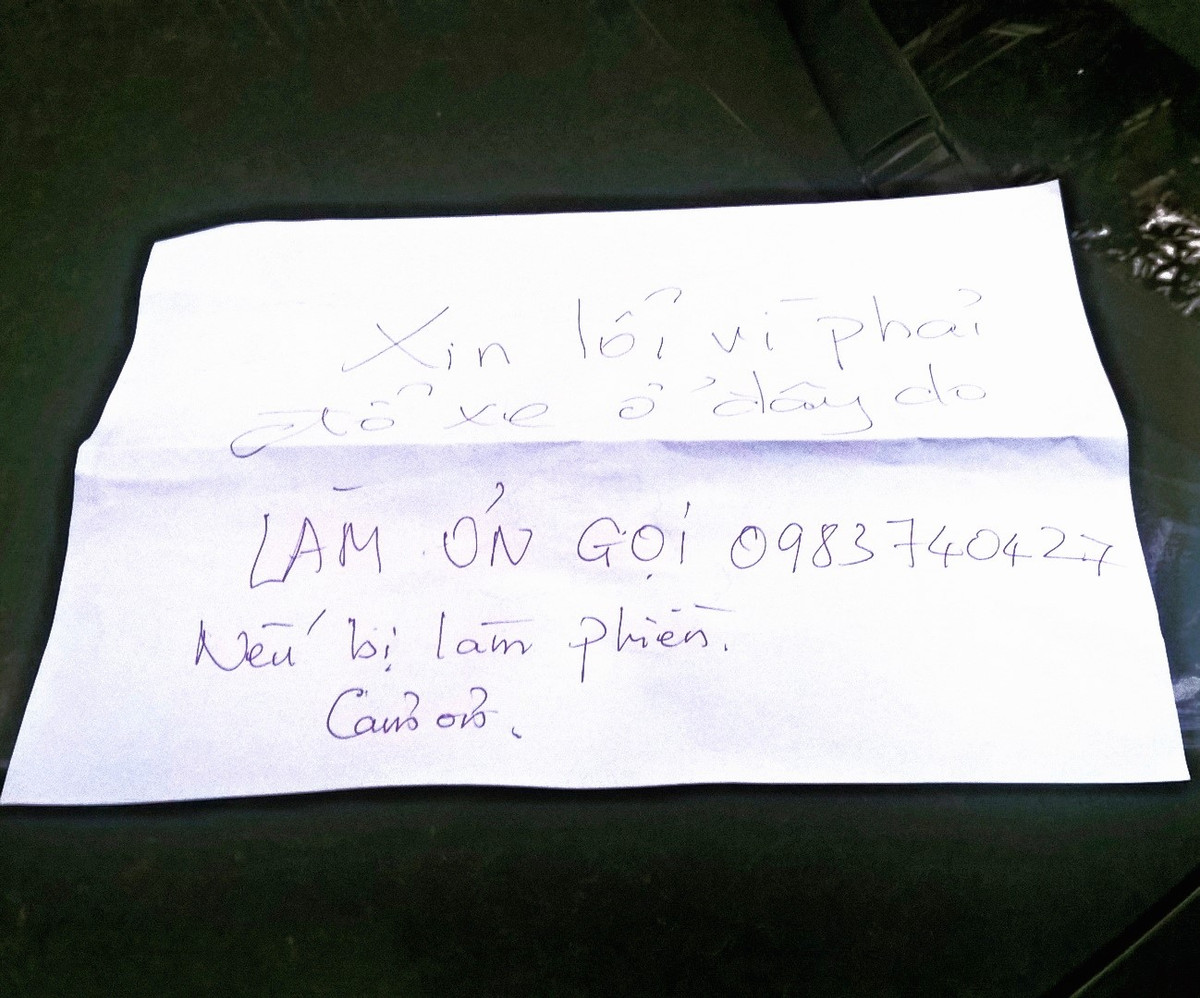 Chủ xe này biết mình đỗ xe đã làm phiền người khác nên đã chủ động để lại mảnh giấy khi có người cần dời xe đi.