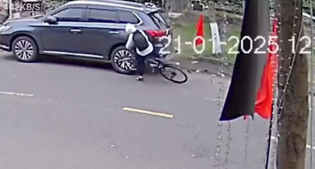 Theo đó, một nam học sinh đi xe đạp đã vô tình va chạm vào đuôi ô tô đậu bên đường Mẹ Thứ (phường Hòa Xuân). Mặc dù ngã ra đường, may mắn cậu bé không bị thương và đã rời đi ngay sau đó. Điều bất ngờ là chỉ ít phút sau, nam sinh đã quay lại và để lại một mảnh giấy ghi lời xin lỗi chủ xe: "Con xin lỗi vì đã làm xước xe của bác. Con đi học không chú ý nên đụng", kèm theo đó là một tờ tiền mệnh giá 200.000 đồng dán kèm nằm trong mảnh giấy.