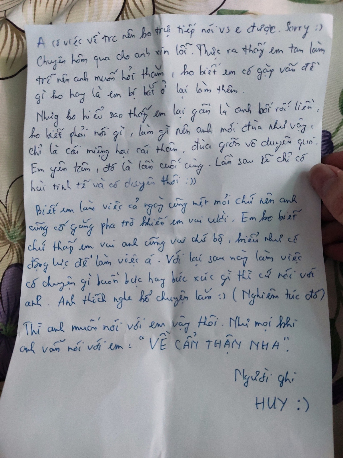 Câu chuyện của một anh bảo vệ với một cô nhân viên trong tòa nhà từng khiến mạng xã hội chia sẻ nhiều vì quá đáng yêu. Vì lỡ lời trêu cô gái khiến cô nàng không vui mà anh bảo vệ này đã viết tâm thư để xin lỗi cô gái. Câu chuyện từng thu hút hàng chục nghìn lượt yêu thích cùng hàng nghìn bình luận.