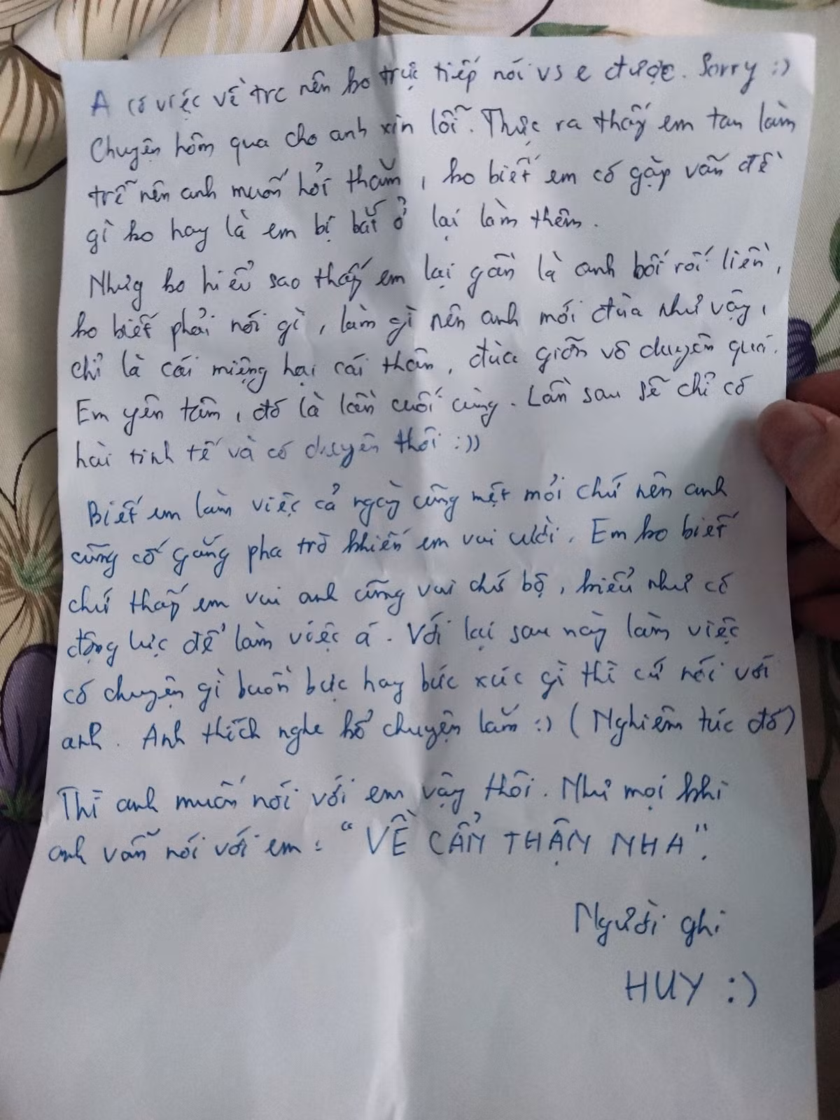 Câu chuyện của một anh bảo vệ với một cô nhân viên trong tòa nhà từng khiến mạng xã hội chia sẻ nhiều vì quá đáng yêu. Vì lỡ lời trêu cô gái khiến cô nàng không vui mà anh bảo vệ này đã viết tâm thư để xin lỗi cô gái. Câu chuyện từng thu hút hàng chục nghìn lượt yêu thích cùng hàng nghìn bình luận.