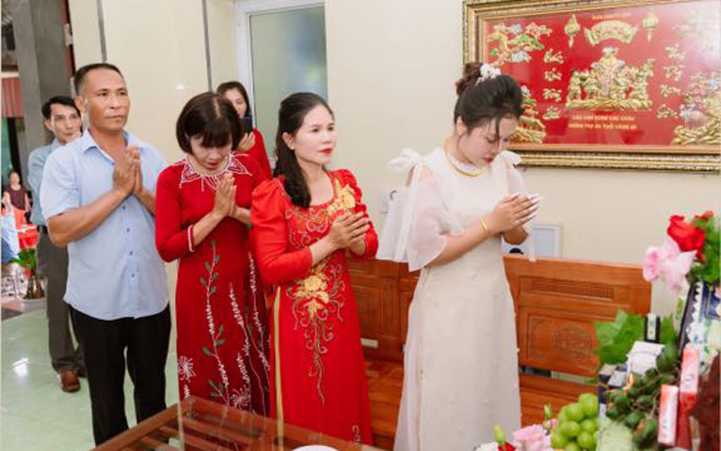 Ngày cưới, người lên phòng đón Thảo không phải chồng mà là mẹ chồng. Mọi nghi thức như rót rượu mừng, cắt bánh cưới... đều được gác lại.