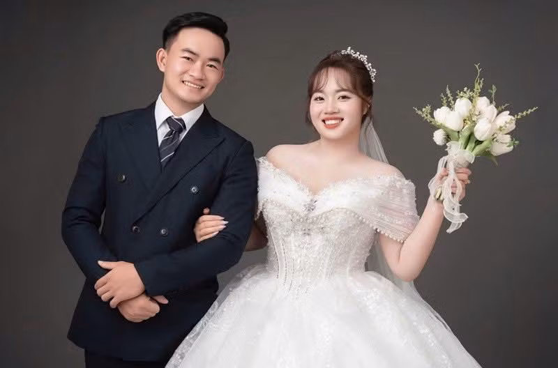 Được biết, cô dâu bất ngờ nhập viện vào đêm trước ngày cưới vì căn bệnh viêm ruột thừa. Dù đau đớn nhưng cô vẫn cố gắng tham gia các hoạt động chuẩn bị. Thế nhưng, bệnh tình diễn biến phức tạp khiến cô phải nhập viện và phẫu thuật cấp cứu. Trước tình hình đó, chú rể đành phải một mình hoàn thành các nghi thức trong ngày trọng đại.