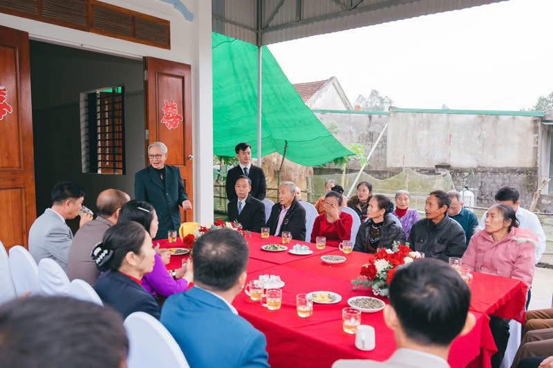 Câu chuyện này đã nhận được rất nhiều sự quan tâm và chia sẻ từ cộng đồng mạng. Nhiều người đã gửi lời chúc phúc đến cặp đôi và bày tỏ sự cảm thông trước hoàn cảnh của họ. Nhiều người cho rằng đây là thử thách ban đầu trong cuộc hôn nhân, hy vọng cả 2 sẽ cùng ở bên nhau để vượt qua tất cả.