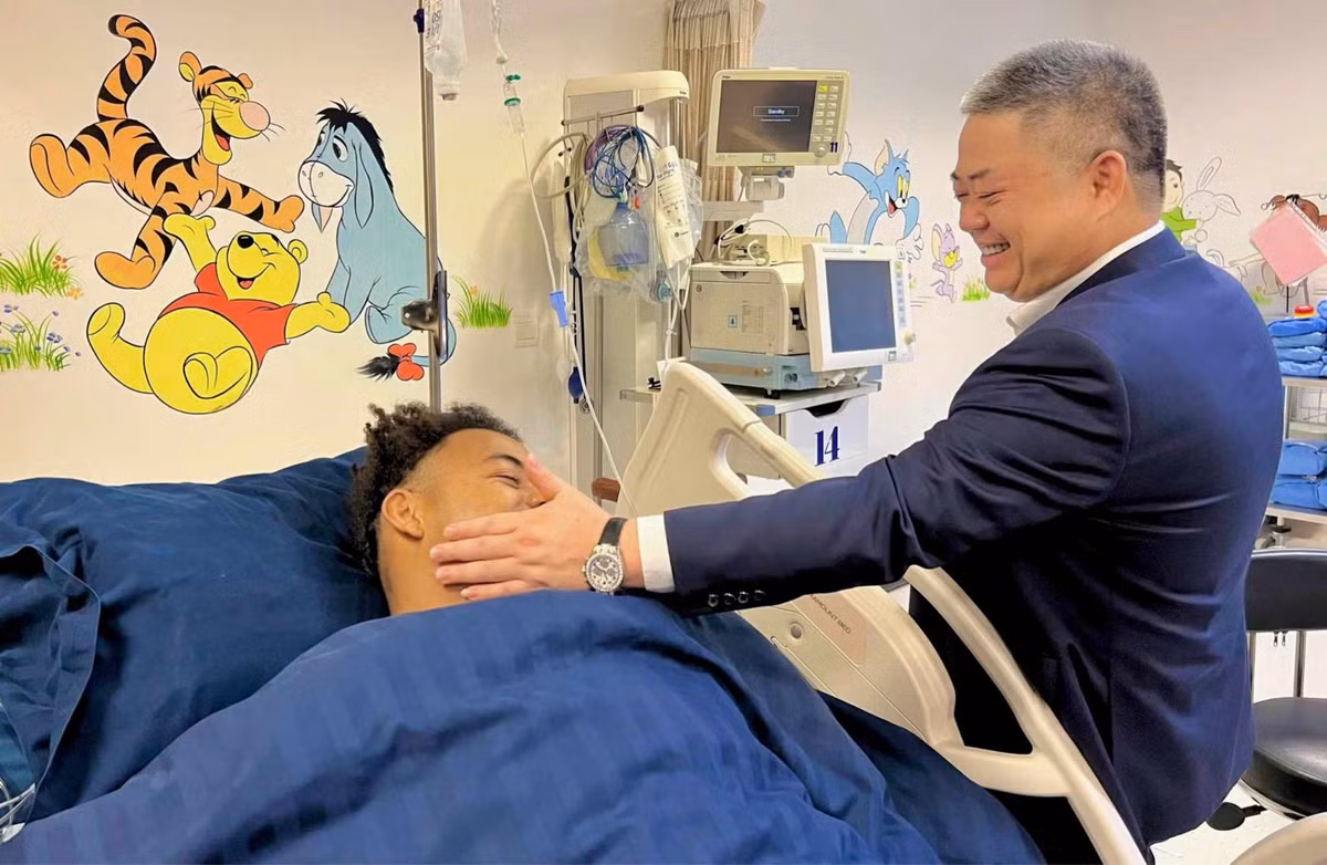 Ông bầu Nguyễn Văn Thiện tới thăm Xuân Son ngay sau khi anh rời phòng mổ. Ông cho biết các phương án tập phục hồi tốt nhất sẽ được áp dụng. “Son đã cống hiến hết mình cho đất nước Việt Nam, xứng đáng được vinh danh. Son phải sớm trở lại, tiếp tục khoác lên mình áo tuyển Việt Nam”, ông nói.