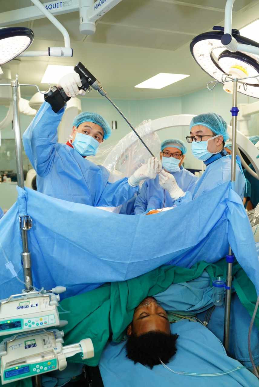 Trước đó trong trận chung kết tối 5-1, cầu thủ Xuân Son được sơ cứu tại sân và đưa đi chụp X-quang. Sau khi trao đổi và thống nhất với gia đình, đội ngũ y tế đã quyết định đưa cầu thủ này về nước phẫu thuật.