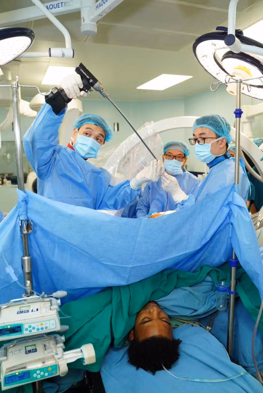 Trước đó trong trận chung kết tối 5-1, cầu thủ Xuân Son được sơ cứu tại sân và đưa đi chụp X-quang. Sau khi trao đổi và thống nhất với gia đình, đội ngũ y tế đã quyết định đưa cầu thủ này về nước phẫu thuật.