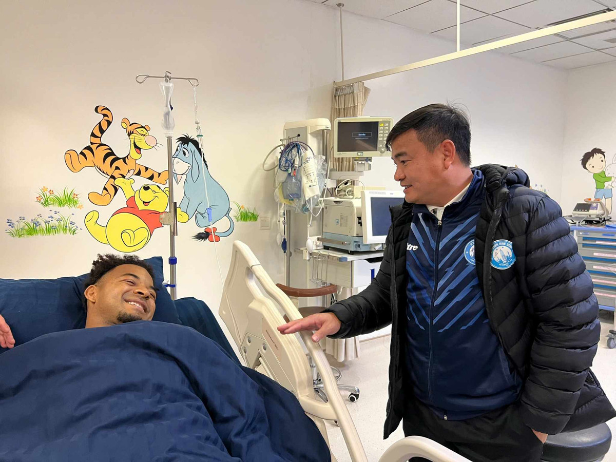 Các thành viên ban huấn luyện của đội Nam Định đã đến thăm và động viên Xuân Son.