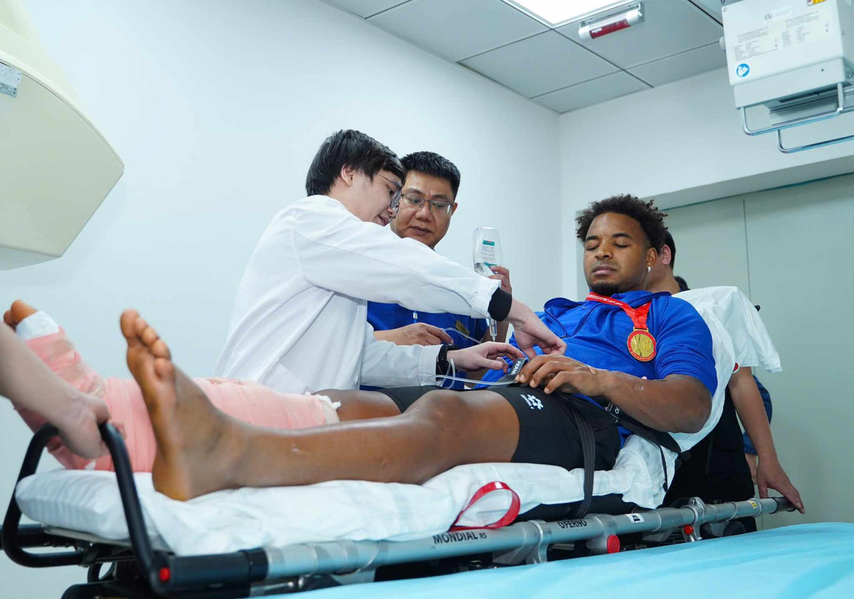 Theo GS.TS Trần Trung Dũng, chỉ đạo ca mổ, cho biết cuộc phẫu thuật kết thúc tốt đẹp: "Chúng tôi vừa kết thúc ca mổ cho Xuân Son. Về cơ bản đây là một chấn thương khá nặng: gãy hai mảnh rời rất lớn, một mảnh 3cm, một mảnh 7cm".