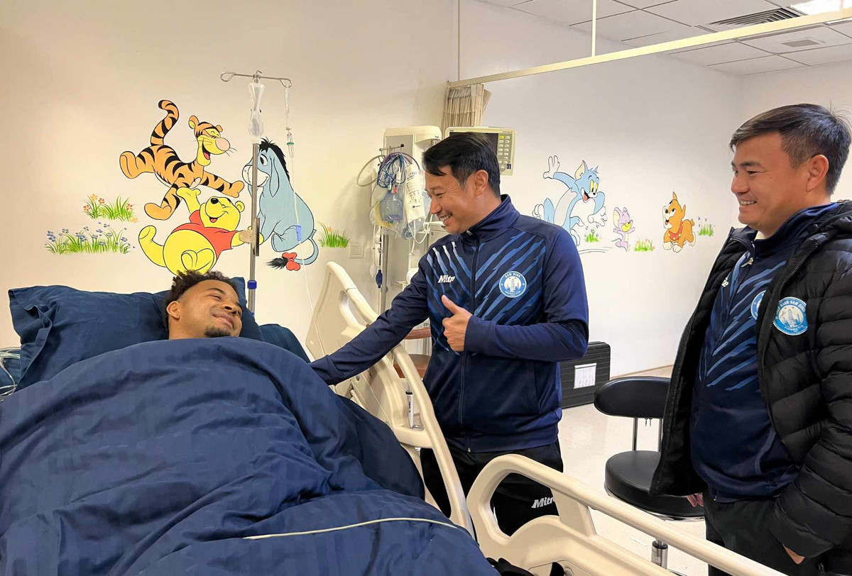 Xuân Son thể hiện tinh thần lạc quan, vui vẻ. Anh còn hát quốc ca Việt Nam, khiến bà xã bật cười. “Không sao đâu. Son sẽ sớm trở lại thôi”, Son tự tin chia sẻ.