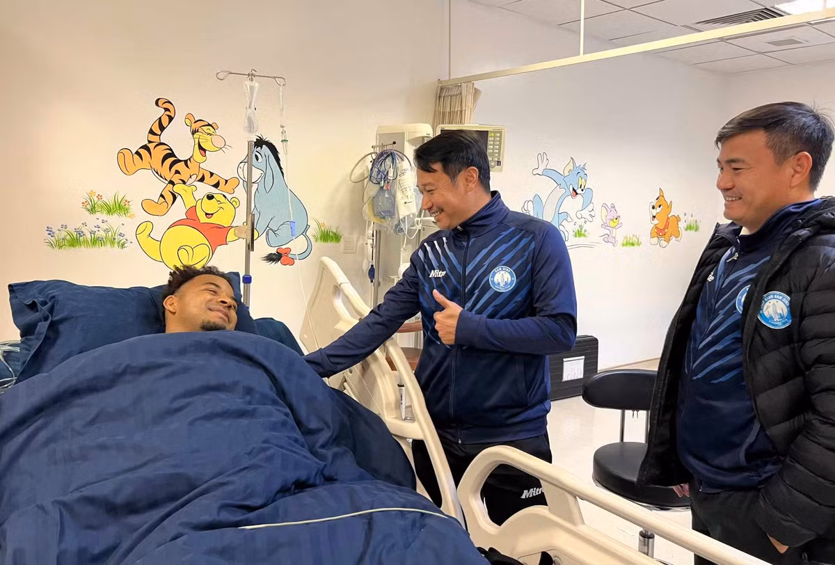 Xuân Son thể hiện tinh thần lạc quan, vui vẻ. Anh còn hát quốc ca Việt Nam, khiến bà xã bật cười. “Không sao đâu. Son sẽ sớm trở lại thôi”, Son tự tin chia sẻ.