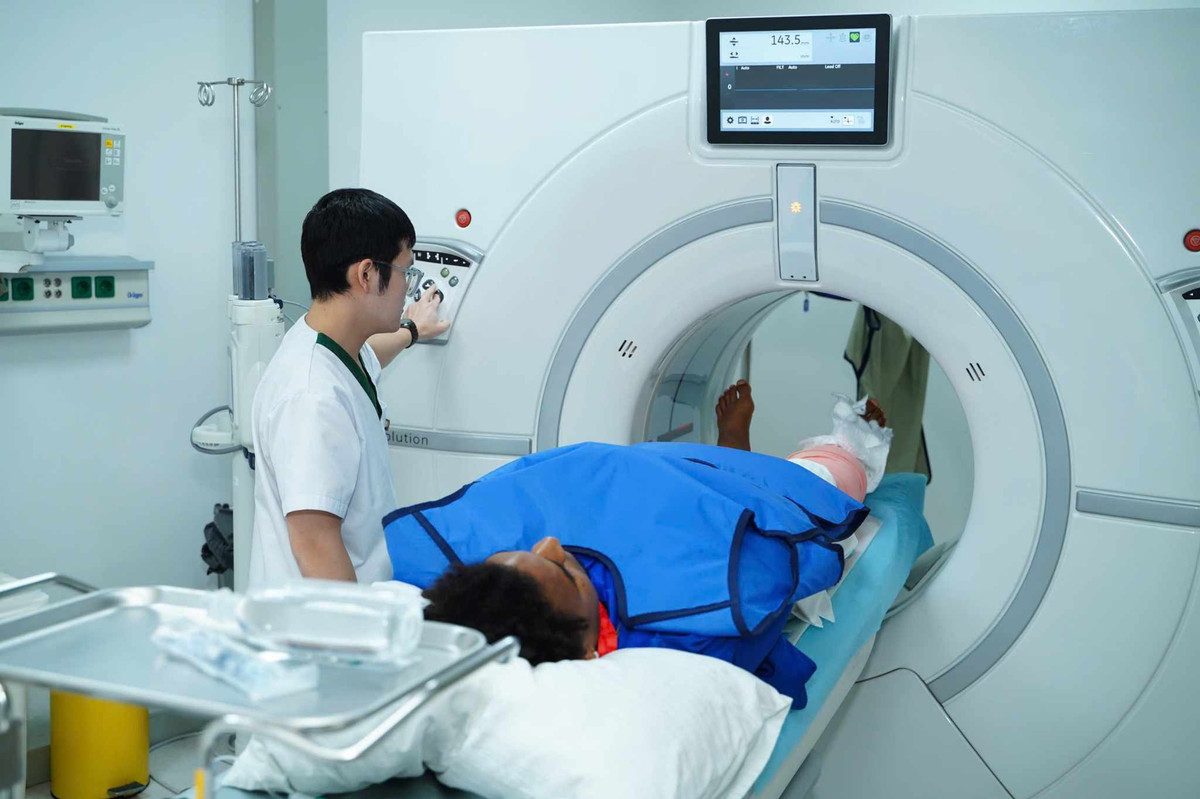 "Sau khi mổ xong, bệnh nhân tỉnh lại sẽ được đưa về phòng và ngay lập tức được sử dụng các phương pháp trị liệu. Bao gồm: trị liệu lạnh, vận động mát xa tại chỗ" - GS.TS Trần Trung Dũng cho biết thêm.