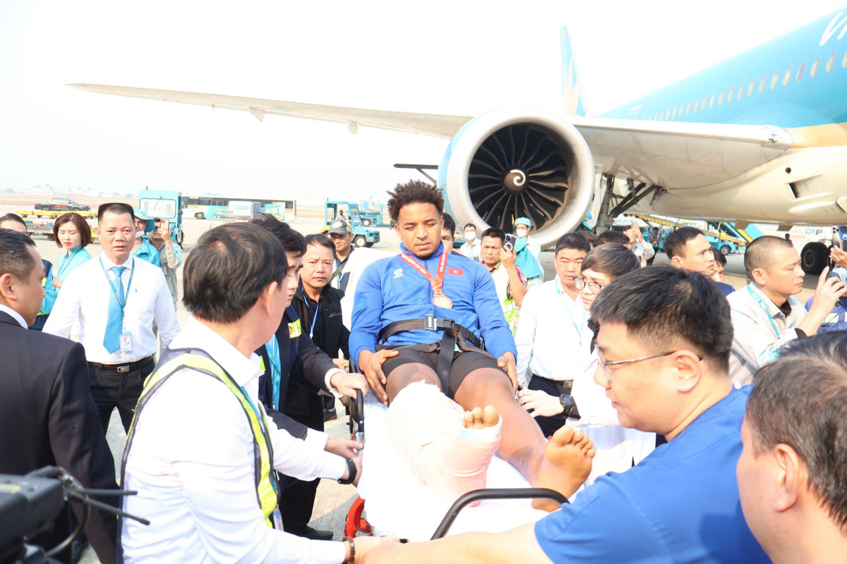 Cầu thủ Xuân Son gặp chấn thương nghiêm trọng trong trận chung kết, được xe cứu thương đón tận cửa máy bay.