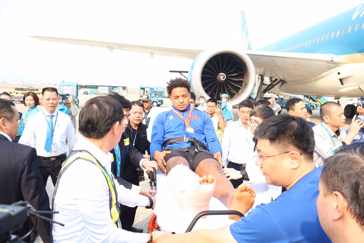 Cầu thủ Xuân Son gặp chấn thương nghiêm trọng trong trận chung kết, được xe cứu thương đón tận cửa máy bay.