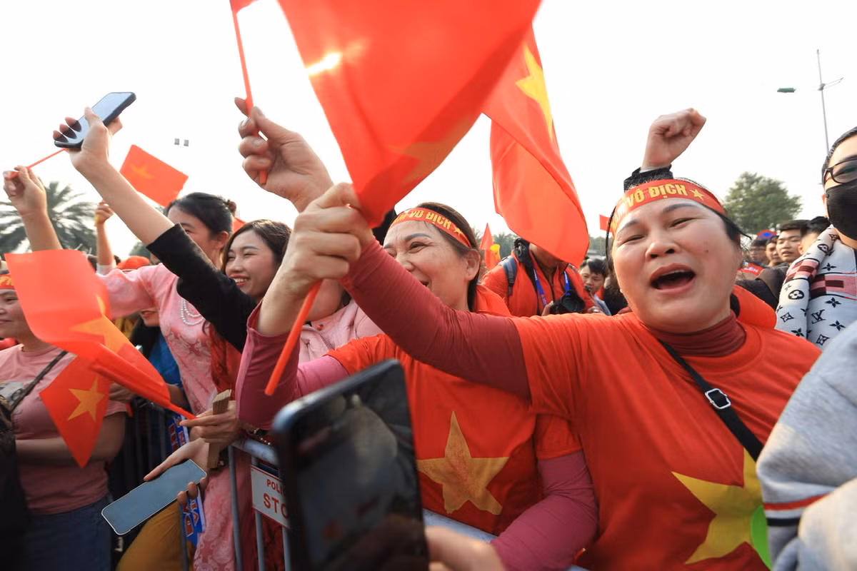Sân bay Nội Bài đã trở thành một biển đỏ sao vàng, nơi hàng trăm cổ động viên đã có mặt từ sớm để chào đón những "chiến binh sao vàng" trở về.