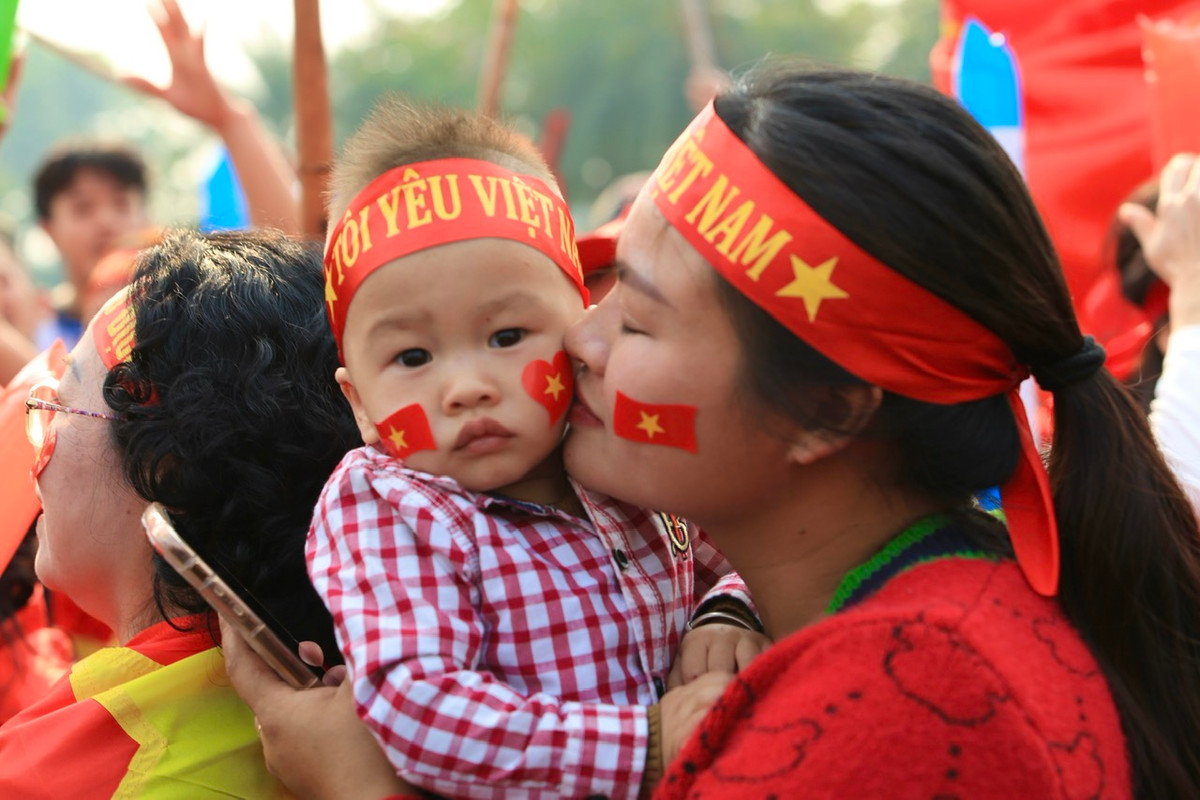 Không khí tại sân bay thật sự náo nhiệt. Tiếng hò reo, cổ vũ vang lên không ngớt.